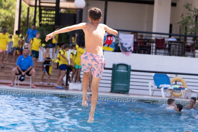 NIños disfrutando de la piscina en nuestras instalaciones