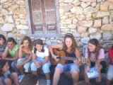 Tocando la guitarra en el campamento
