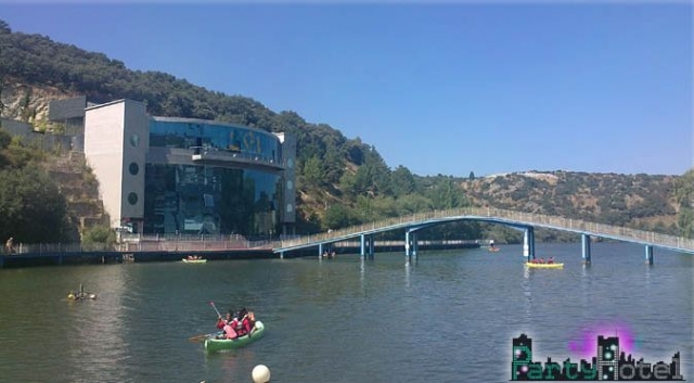 Por_el_lago_en_canoa_hasta_el_rio_Moro.jpg