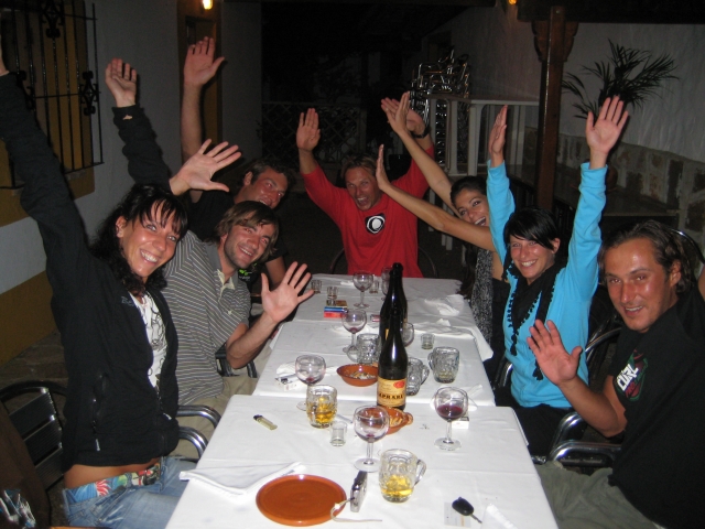 Cena en el campamento de surf