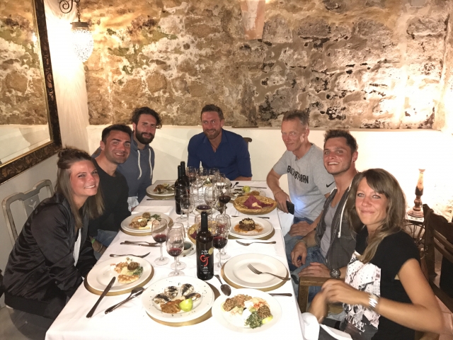 Alumnos de surf compartiendo mesa en Conil