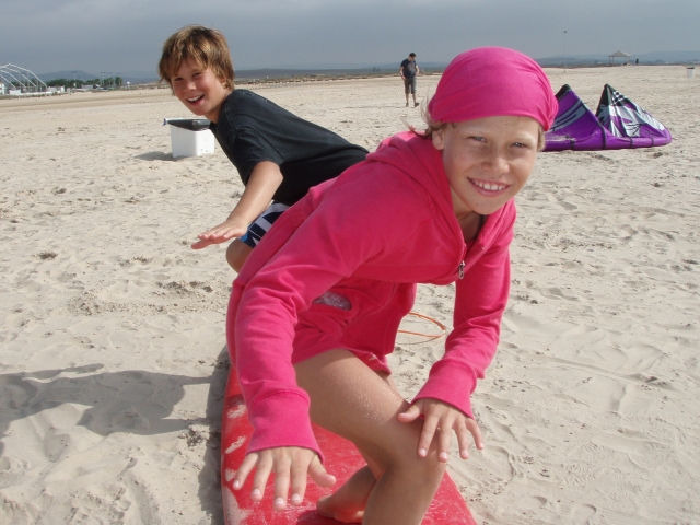 Surfistas entrenando en la arena