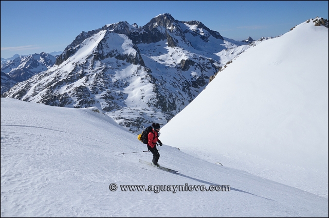  skier avec les balaitus en arrière-plan 
