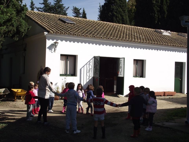 en la puerta de la granja