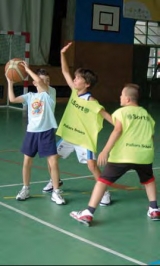 Además de jugar al baloncesto, aprenden inglés