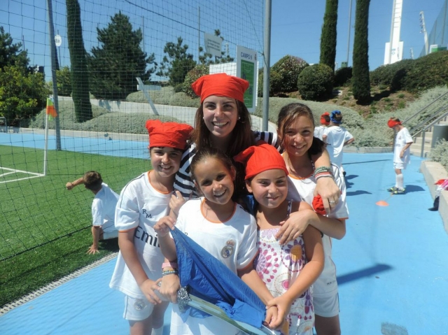 拿着显示器的学生 