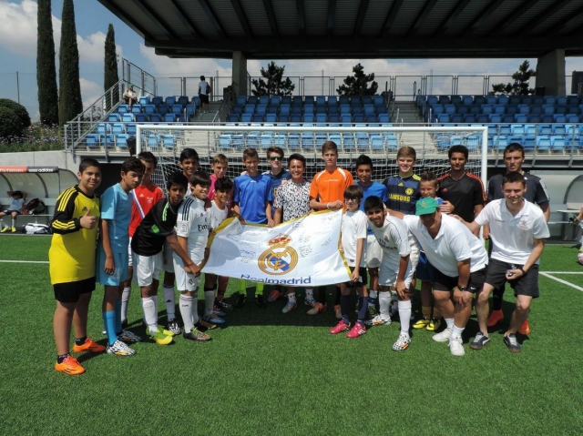  皇马校园学生 -999- 听教练讲话的学生 