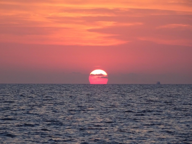  壮观的日落在地平线上