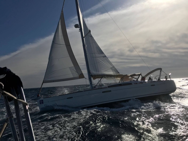  在风浪大的日子里航行