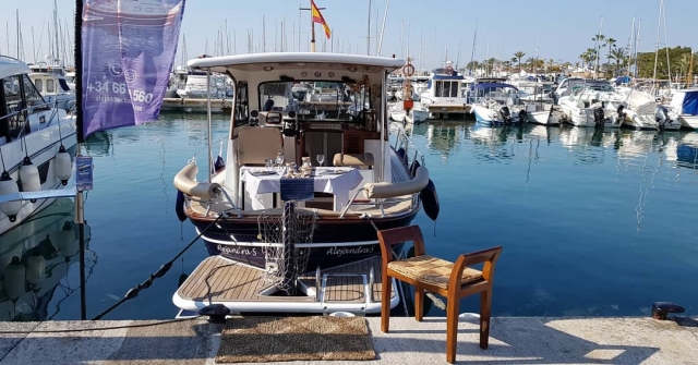 Embarcación en el puerto de Alcudia