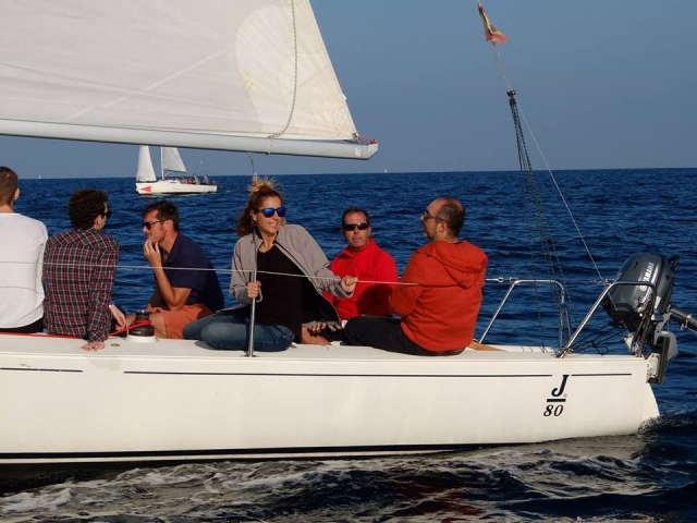 Velero en el litoral de Barcelona