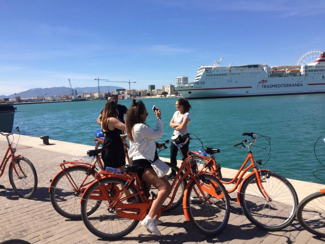 Viendo el crucero en la Costa del Sol desde la bici