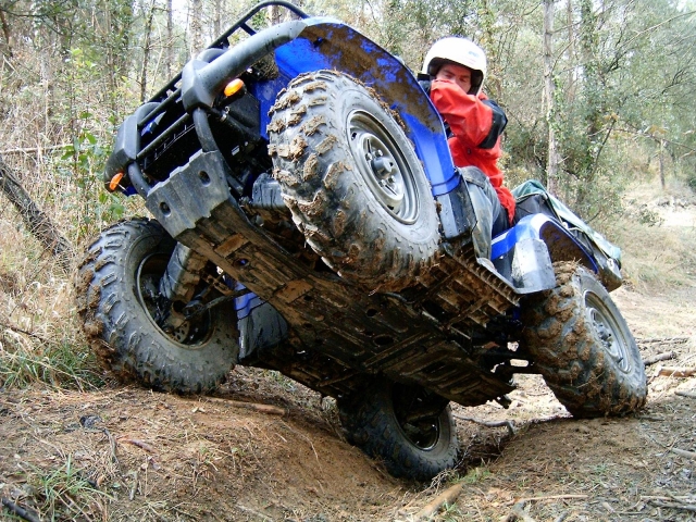 Levantando las ruedas del quad