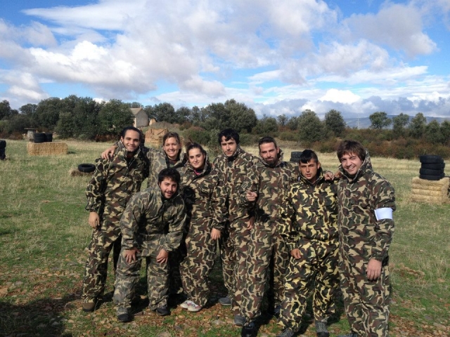  Teambuilding bei einem Paintballspiel