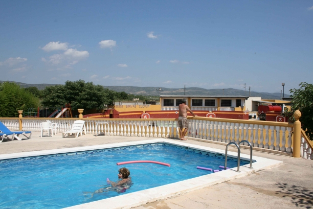  Relax in the pool 