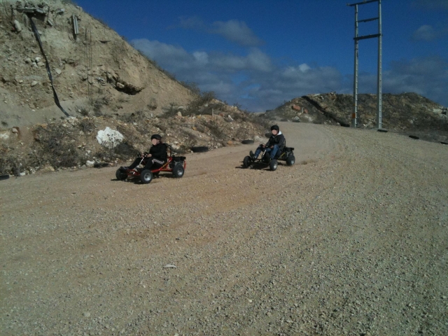 Invita a su pareja a los kart