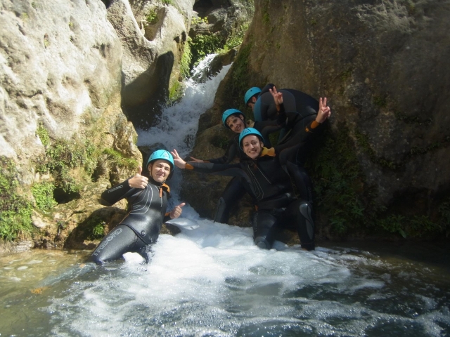 e-19666899-amigos-bajo-la-garganta14972664743006.jpg