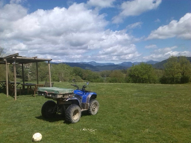 Quad con las montanas delante