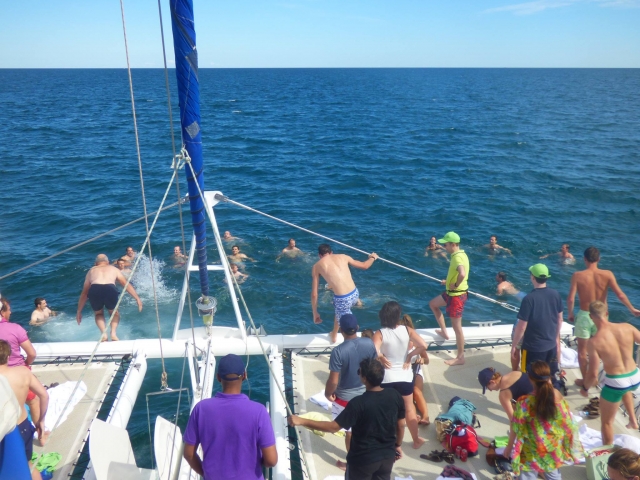 e-19667002-banandose-desde-el-catamaran-en-la-costa-blanca15242257773194.jpg