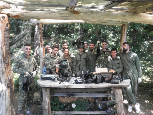  Giocatori di paintball al tavolo dell'attrezzatura 