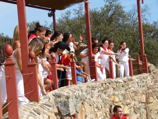Ovación del público en capea despedida de soltera
