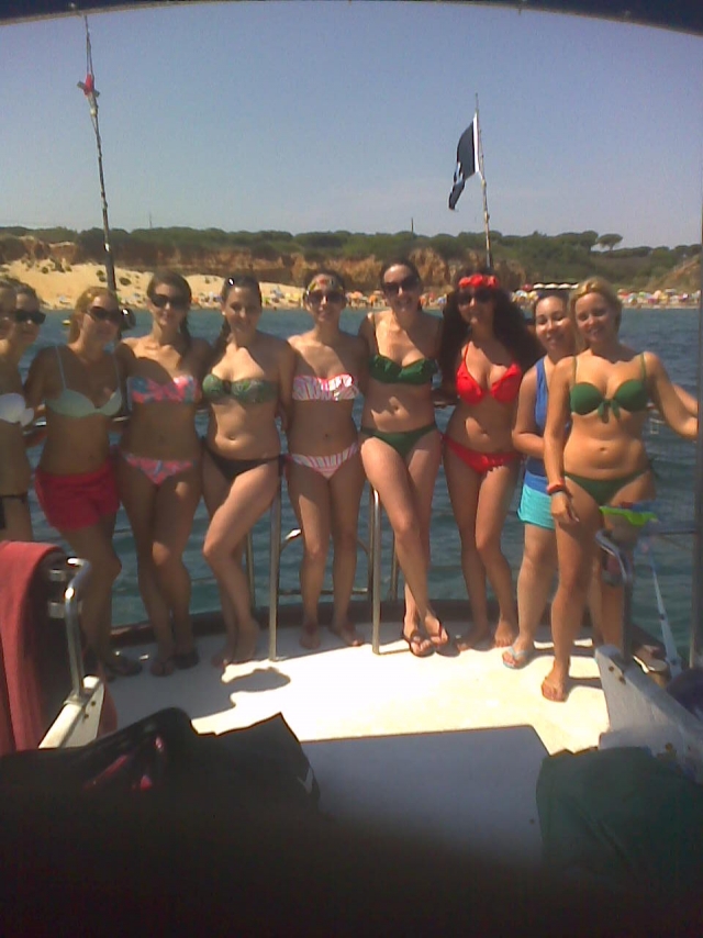 En el barco en bikini