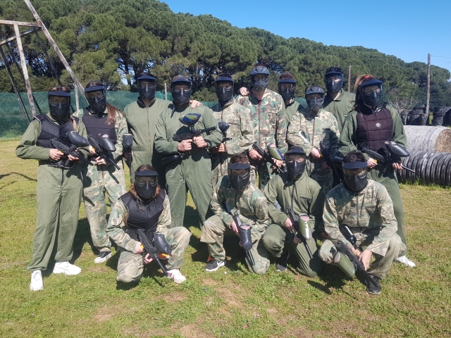  Ready to play paintball 