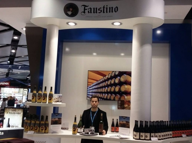Presentando los productos de la bodega