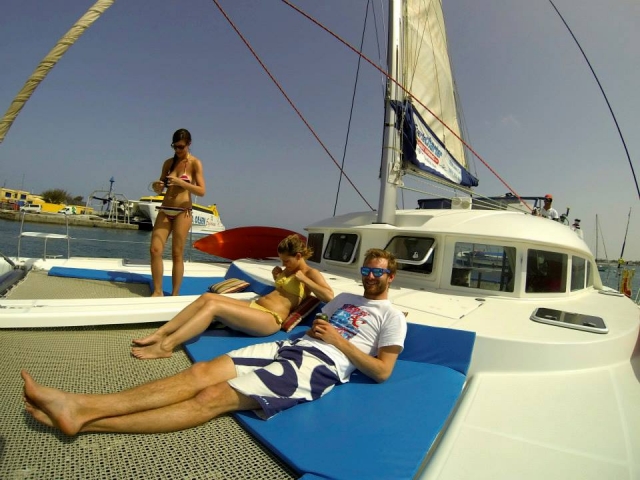  Sdraiati sul catamarano 