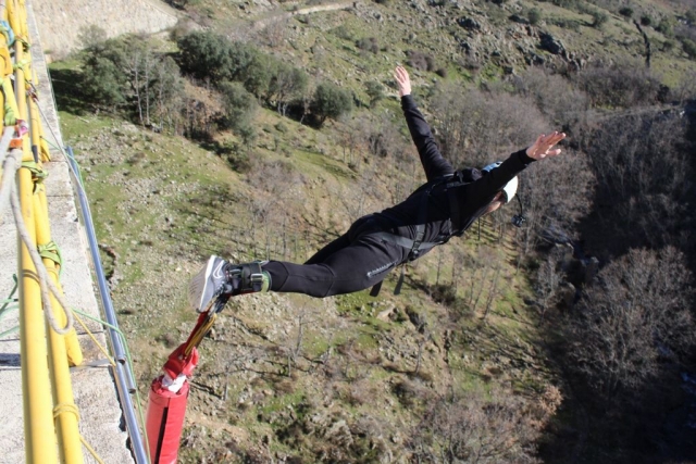 Haciendo el salto Bungee en Buitrago de Lozoya