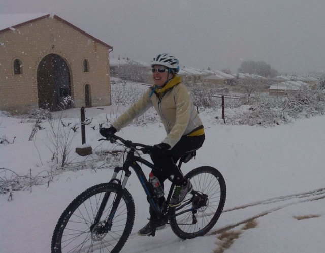  De bicicleta em um dia de neve 