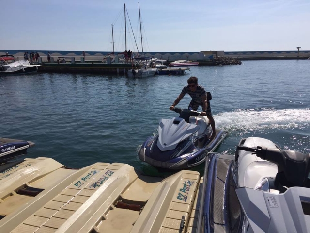 Einfahrt in den Hafen mit dem Jetski 