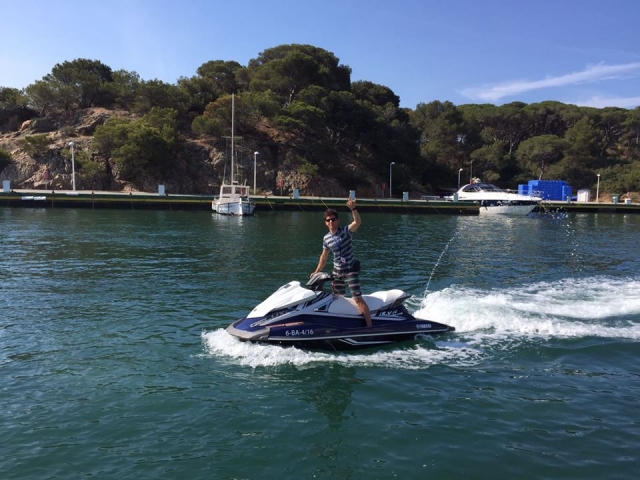  Winken vom nautischen Hafen auf der Jetski 