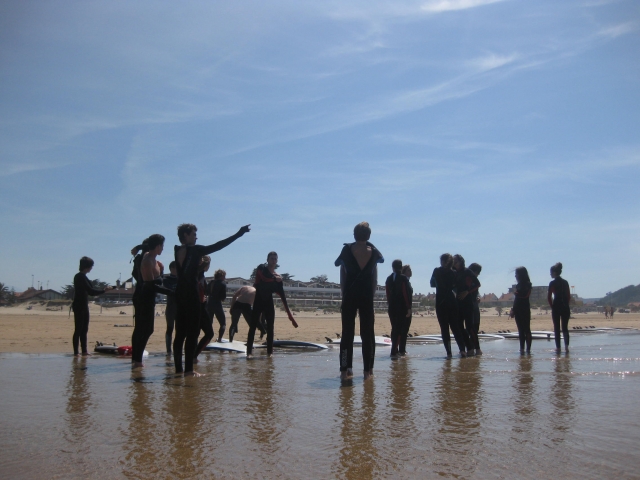 Surf en la playa durante el campamento