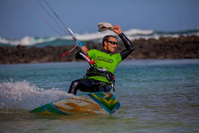  Kitsurfer 脱帽 