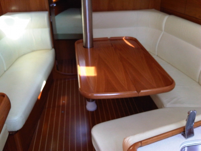 Cómodos sofás en el barco