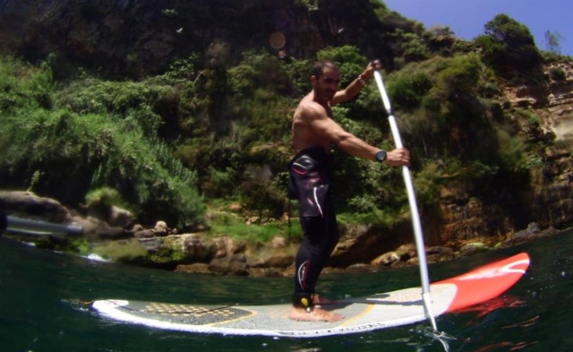  Paddelsurfen an der Küste von Málaga. 