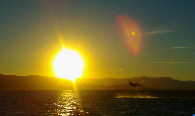 Practica kite surf al final del día