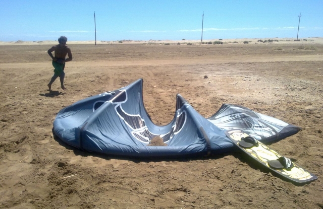 Cometa de kitesurf en la arena.
