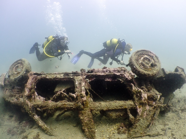  Bleibt im Meer versunken 