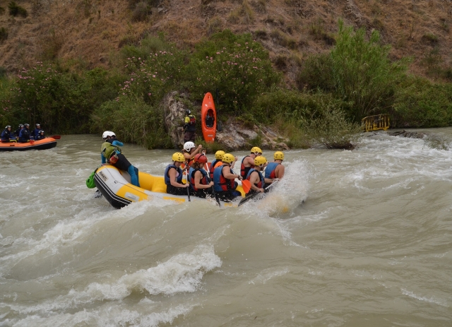 Rafting avec un moniteur sur le radeau 