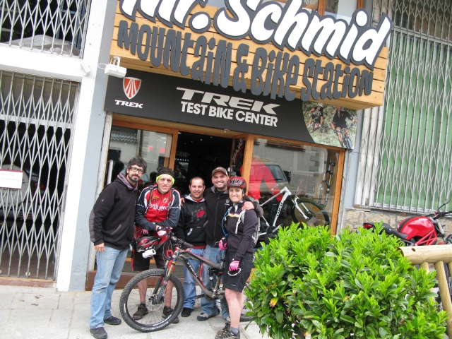 En la puerta de Mr. Schmid Cercedilla