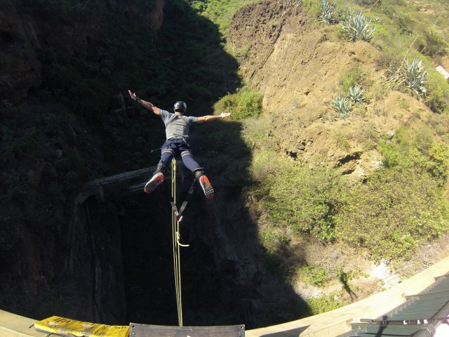  Sauter les bras ouverts en croix 