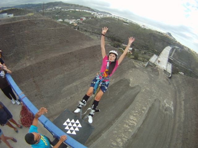  Saut à l'élastique avec une chemise rose 