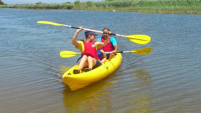 Paleando en familia en el kayak