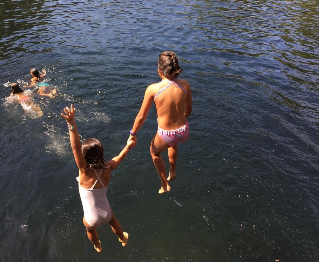 Chicas saltando al agua