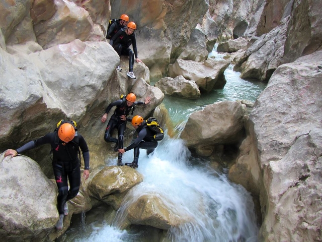 por las rocas