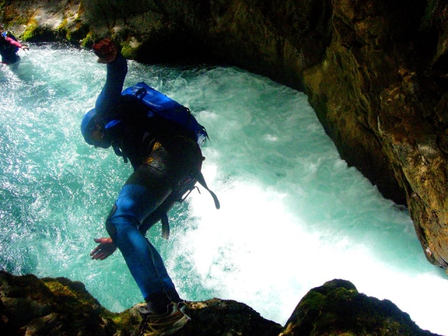 salta al agua