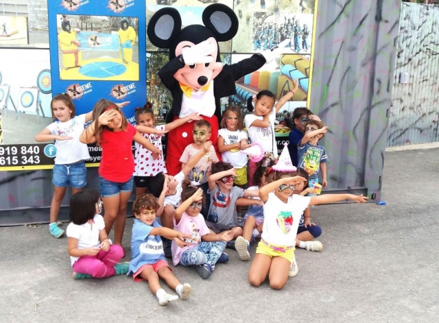  Entertainment with Mickey 