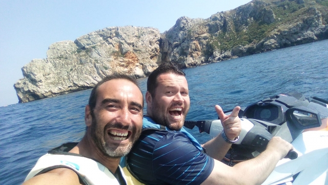 Amigos en la moto de agua